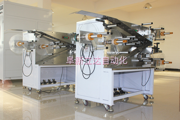 氣動(dòng)控制張力卷繞機(jī)用于啟動(dòng)電容器的生產(chǎn)中。