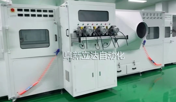 自動噴金機是電容器生產(chǎn)中的關(guān)鍵設(shè)備，規(guī)格有三槍，雙面四槍、六槍、八槍，可按客戶需求定制，阜新立達自動化裝備有限公司