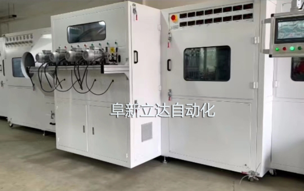 PJ-8八槍雙面自動噴金機具有自動除塵、智能雙面、整潔美觀、運行穩(wěn)定的特點，阜新立達自動化裝備有限公司